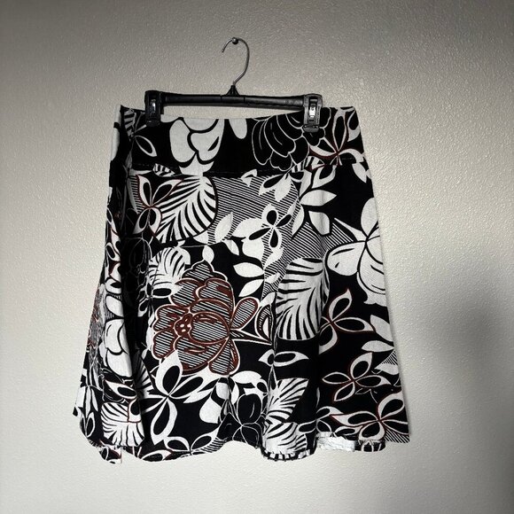 XL Metrowear black, white, and brown floral skirt - Picture 3 of 3